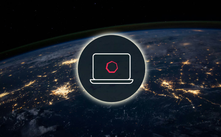Ein Symbolbild eines Laptops der von einem schwarzen Kreis umgeben ist und in der Erdumlaufbahn schwebt, auf dem Bildschirm des Laptops ist das Logo von ContentReactor zu sehen, welches durch die gewählte Farbe auf Craft CMS schließen lässt.