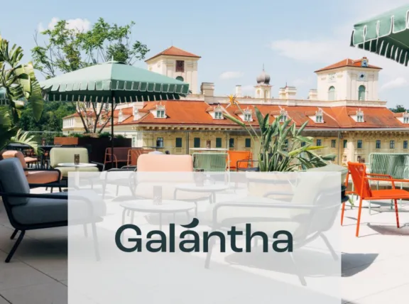 Ansicht Terasse des Hotel Galantha mit Logo3